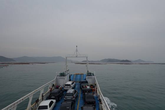 뱃전에 전복 양식장 넘어 보이는 섬들. 왼쪽부터 노화도 옆 노록도, 보길도, 넙도, 서넙도. 오른쪽 색이 진한 작은 섬은 말 안장을 닮은 마안도다.