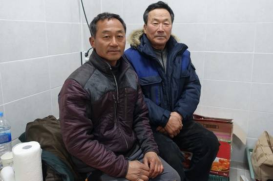 박기태·용현택 유사가 제사 절차를 마친 뒤 제사 지낸 복장으로 대기실에 앉아있다. 이들은 앞으로 1년 동안 모든 애경사와 다른 궂은 자리에 가면 안 된다.