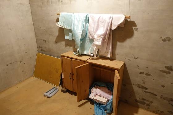 제사가 끝난 직후의 당 내부. 큰할머니를 상징하는 옷과 버선 한 벌을 개어서 옷장에 넣어 뒀다가 제사를 지낼 때는 꺼내서 횃대에 걸어둔다. 옷장 안에 있는 보따리는 작은할머니 옷이다. 제사 때 내걸지 않고 보퉁이 일부만 풀고 옷장 문을 연다. 고무신은 한 켤레만 있다.