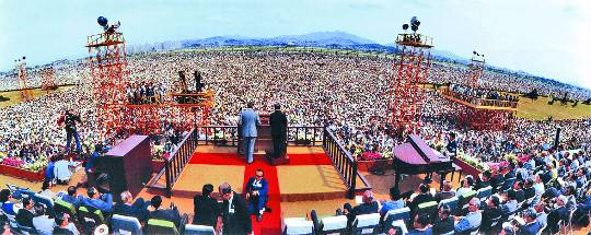 빌리 그레이엄 목사를 초청한 서울전도대회 마지막 날인 1973년 6월 3일 서울 여의도광장 전경. 110만명에 달하는 청중을 앞에 두고 연단 중앙에서 설교하는 그레이엄 목사(왼쪽)와 통역하는 김장환 극동방송 이사장(오른쪽)의 뒷모습이 보인다. 당시 서울전도대회는 그레이엄 목사의 국내외 전도집회 사상 가장 많은 인파가 몰린 행사로 꼽힌다. 국민일보DB