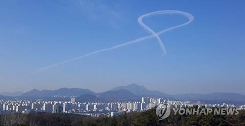 26일 강원도 춘천시 도심 상공에 나타난 세월호 리본 닮은 구름 [연합뉴스]