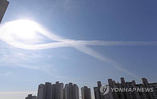 26일 강원도 춘천시 도심 상공에 나타난 세월호 리본 닮은 구름 [연합뉴스]