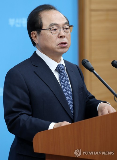 부산 시장 출사표 던진 오거돈 (부산=연합뉴스) 손형주 기자 = 오거돈 전 해양수산부 장관이 27일 오후 부산 연제구 부산시의회에서 부산시장 후보 출마를 선언을 하고 있다. 오 전 장관은 공약으로 부산의 동북아 해양수도 건설과 함께 동남권 신공항의 가덕도 재추진, 2030부산엑스포 북항 개최를 내세웠다.     handbrother@yna.co.kr