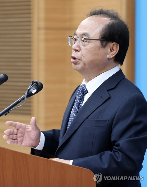 오거돈 "20여년 독점권력 깨겠다" (부산=연합뉴스) 손형주 기자 = 오거돈 전 해양수산부 장관이 27일 오후 부산 연제구 부산시의회에서 부산시장 후보 출마를 선언하고 있다. 오 전 장관은 공약으로 부산의 동북아 해양수도 건설과 함께 동남권 신공항의 가덕도 재추진, 2030부산엑스포 북항 개최를 내세웠다. 2018.2.27      handbrother@yna.co.kr