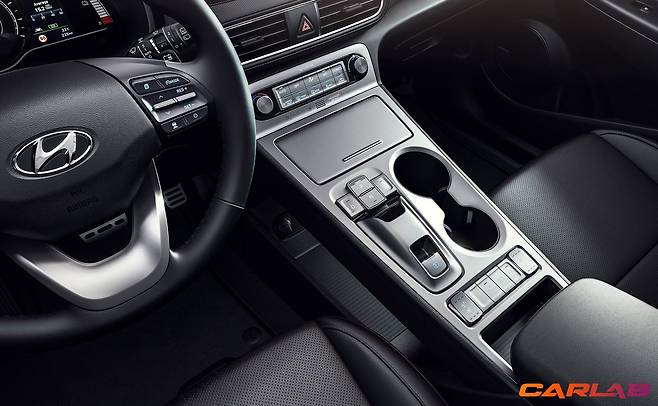 센터 콘솔은 위는 조작부, 아래는 수납공간으로 구성된 2층 구조로 구성됐다