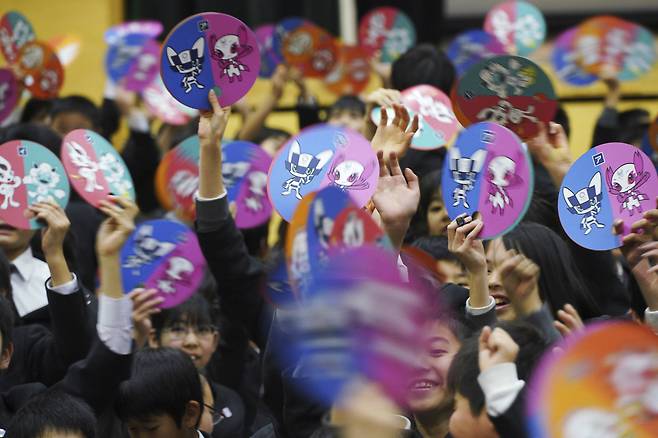 올림픽 마스코트로 선정된 캐릭터의 그림을 들고 있는 학생들. [AP=연합뉴스]