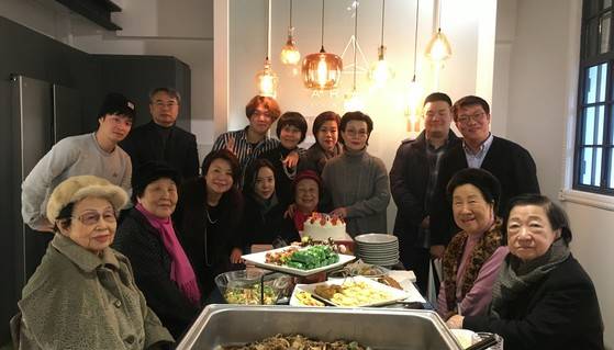90세 생일잔치겸 출판기념회. 큰딸이 운영하는 회사에서 네 딸 부부와 손자손녀들, 가까운 친구들이 모두 모였다. [사진 김길태]