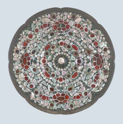 각종 보석류와 나전 등으로 화려하게 장식된 ‘나전동경’.