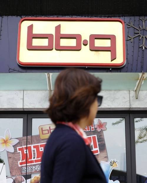 BBQ가 치킨업계 빅5 중 유일하게 상품권 수수료를 가맹점주에게 부과하고 있어 논란이 되고 있다. 사진은BBQ 매장 이미지. [사진=연합뉴스]