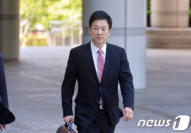 뇌물혐의 등으로 구속기소 된 박근혜 전 대통령의 법률대리인 유영하 변호사가 25일 오전 서울중앙지법에서 열리는 2회 공판에 출석하고 있다. 2017.5.25/뉴스1 © News1 오대일 기자