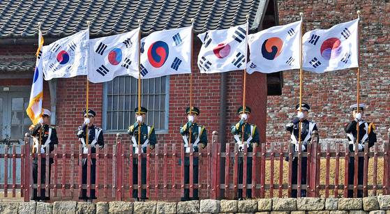 1일 서울 서대문형무소 역사관에서 열린 제99주년 3ㆍ1절 기념식에서 국민의례를 위해 국방부 의장대가 독립운동 당시 사용했던 태극기 6종을 들고 서 있다.[중앙포토]