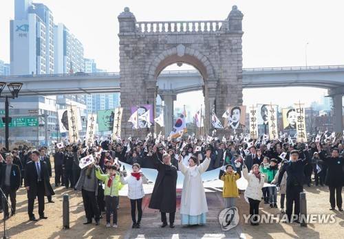3ㆍ1절 '만세' (서울=연합뉴스) 배재만 기자 = 문재인 대통령과 부인 김정숙 여사가 1일 오전 서울 서대문형무소 역사관에서 열린 제99주년 3ㆍ1절 기념식을 마친 뒤 참석자들과 함께 독립문까지 행진한 뒤 만세 삼창을 하고 있다. 2018.3.1 scoop@yna.co.kr