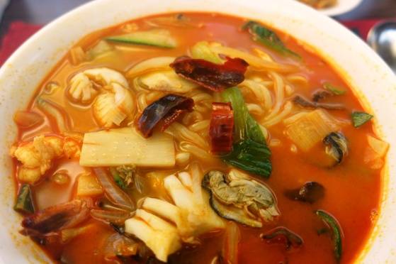 ‘금정’ 삼선짬뽕에 들어간 마른 고추. 일본에서 온 하얀 짬뽕이 빨갛고 맵게 변하는 과정에 고춧가루가 아니라 마른 고추를 잘라서 볶아 매운맛을 내던 방식이 있었다. ‘금정’ 짬뽕은 그 방식을 유지하고 있다.