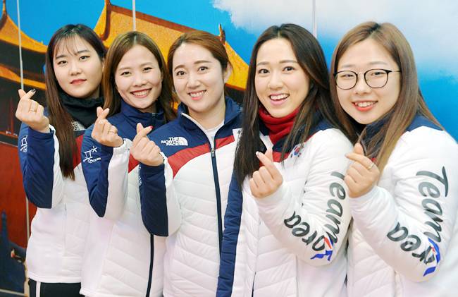 컬링 여자대표팀의 김초희(왼쪽부터), 김은정, 김영미, 김경애, 김선영이 지난달 27일 대구 북구 산격동에서 성원해준 팬들에게 손가락 하트를 보내고 있다.  김낙중 기자 sanjoong@