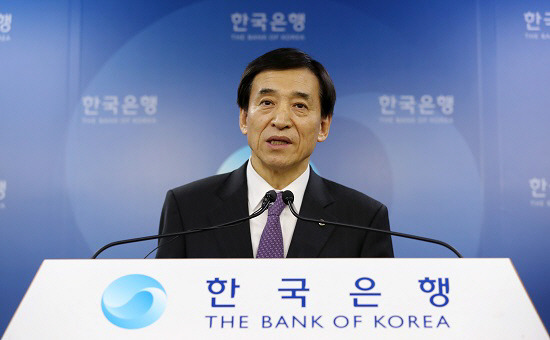 청와대가 이주열 한국은행 총재를 연임한다고 밝힌 2일 오후 서울 중구 한은 본관 기자실에서 이 총재가 기자회견을 하고 있다. 사진=연합뉴스
