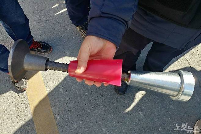 3일 7명의 사상자가 발생한 부산 엘시티 추락 사고 현장에서 정밀 감식이 진행됐다. 이날 감식에서는 외벽과 추락한 외벽 구조물을 잇는 슈브라켓과 앵커(Anchor) 일부가 발견됐다. 사진은 외벽에 심겨 구조물을 지탱하는 앵커 실물. (사진=송호재 기자)