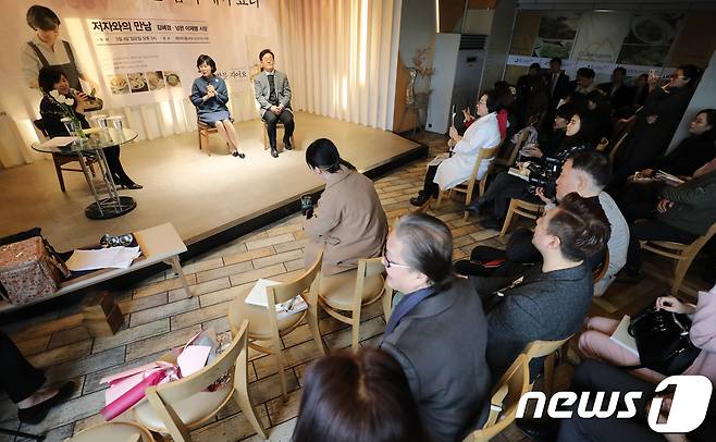 이재명 성남시장과 부인 김혜경씨가 4일 오후 경기도 성남시 분당구 뷰파티홀에서 열린 요리 에세이 '밥을 지어요(저자 김혜경)' 북 콘서트에서 참석자들과 대화를 하고 있다. 2018.3.4/뉴스1 © News1 오장환 기자