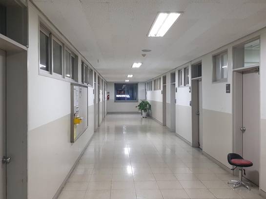 연극영상학과가 주로 사용하는 명지전문대 본관 8층 복도의 모습. /박성우 기자