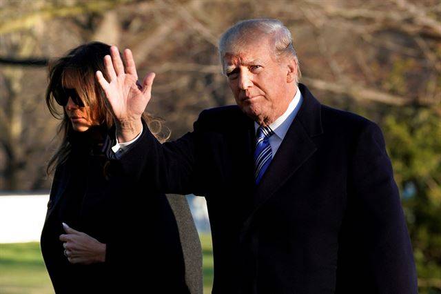 도널드 트럼프 대통령이 3일(현지시간) 플로리다 팜비치에서 백악관으로 돌아오면서 손을 들어 보이고 있다. 로이터 연합뉴스