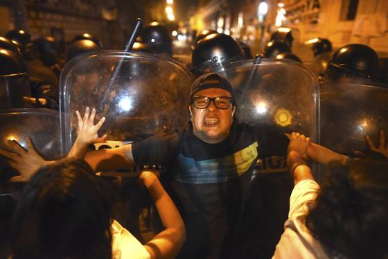 정치 부패에 대한 처벌을 완화하려는 중남미 과테말라 정부에 반대하는 집회가 지난해 9월 16일 수도 과테말라시티의 의회 앞에서 열려 시위대가 진압 경찰과 대치하고 있다. 정치 권력자의 장기집권 시도와 함께 시민들의 분노와 저항이 선거를 좌우하는 요소가 되고 있다. [EPA=연합뉴스]