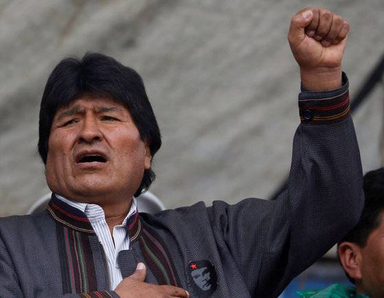 2006년 집권한 뒤 3연임 중인 에보 모랄레스 볼리비아 대통령. 4선을 하기 위해 지난해 2월 대통령 임기제한을 철폐하는 방안을 국민투표에 붙였다가 49대 51로 패배하자 지난해 12월 헌법재판소로부터 위헌 판결을 받고 4선 출마를 준비 중이다. 원주민 출신 첫 볼리비아 대통령인 그는 '원주민의 희망'에서 장기독재의 화신으로 변하고 있다. 그는 2009년 2월 개헌으로 나라 이름을 '볼리비아 공화국'에서 '볼리비아 다민족 국가'로 바꿨다.그는 취임식을 포함해 어디에서도 넥타이를 매지 않는다.[로이터= 연합뉴스]