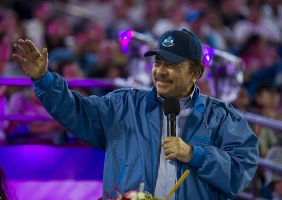 2007년 재집권해 지금까지 계속 권좌를 지키고 있는 니카라과의 다니엘 오르테가 대통령이 지난해 12월 3일 수도 마나과의 데니스 마르티네스 스타디움에서 열린 제11회 중앙아메리카 게임 개막식에서 연설하고 있다. 오르테가는 2014년 개헌으로 대통령 임기제한을 폐지한 데 이어 지난해 자신의 부인을 부통령에 앉혀 권력을 사유화하고 족벌 체제를 구축하고 있다는 비판을 받는다. 오르테가는 1979년 소모사 족벌 정권을 무너뜨린 니카라과 혁명의 주역이었지만 이젠 자신이 족벌 독재의 주인공이 되고 있다. 그는 1980년대에는 넥타이 차림으로도 등장했지만 요즘은 넥타이는 물론 정장도 멀리하고 있다. [EPA=연합뉴스]