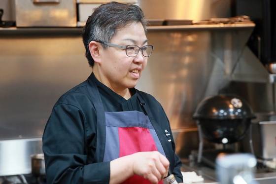 35년간 최고급 한식당 주방을 지키며 현대 한식의 역사를 일궈온 조희숙 선생. 그 동안 쌓은 경험을 후진들과 공유하고 극소수에게만 차려내던 음식을 일반인도 맛볼 수 있게 하려고 교육과 체험 공간인 ‘조희숙의 한식공방’을 지난해 12월 열었다. 주방에선 여전히 현역이다. [사진=임상진 SL안과 원장]