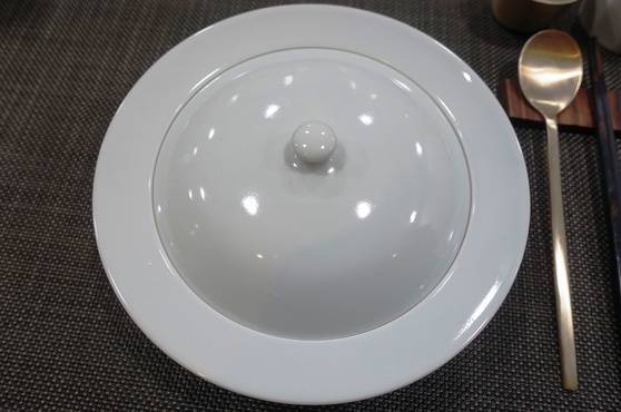 뚜껑을 닫은 백자 합에 다소곳이 나온 음식. 내용이 궁금하다.