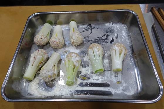 계란 물 입혀 삶을 준비를 마친 파만두.