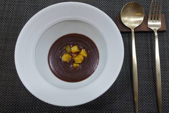 고구마 맛탕을 올린 단팥죽.