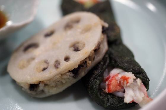 대게 매생이 전과 연근전. 연근전에는 밥이 들어갔다. 밥과 반찬을 한 상에 차리는 반상문화가 특장점인 한식을 코스로 전개할 때 반찬만 차례로 먹게 되는데 밥은 언제, 어떻게 먹게 해야 좋을지를 조희숙 선생은 늘 고민한다. [사진=임상진 SL안과 원장]