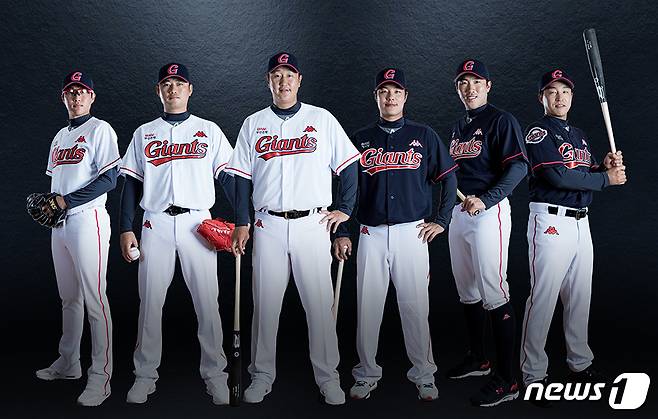 2018시즌 롯데 자이언츠의 새 유니폼. 흰색 홈 유니폼과 다크 네이비의 어웨이 유니폼. (롯데 자이언츠 제공). © News1