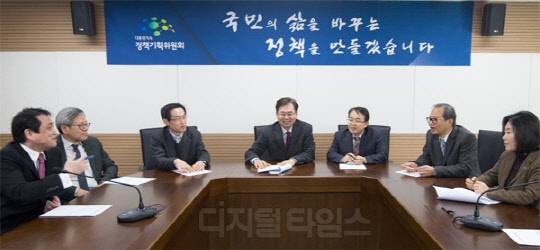 대통령 직속 정책기획위원회 산하 국민성장분과는 혁신성장 및 4차산업혁명과 관련한 핵심 의제와 정책들을 발굴하고 있다. 국민성장분과 위원들이 디지털타임스 주최 '혁신성장 2018' 토론회에서 열띤 토론을 벌이고 있다.