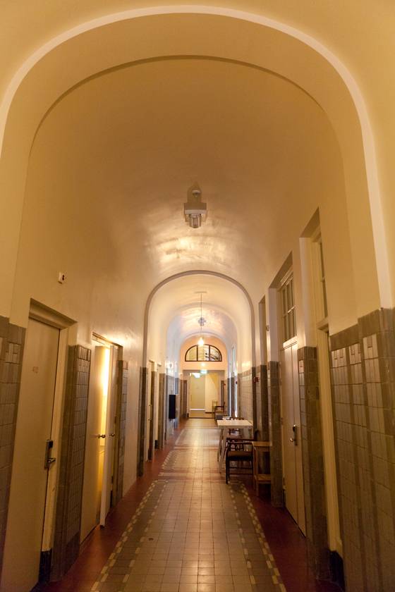 로이드호텔 복도는 영화 촬영소로 쓰여도 될 것 같다. 감옥, 난민수용소 당시의 분위기를 고스란히 간직하고 있다. 최승표 기자