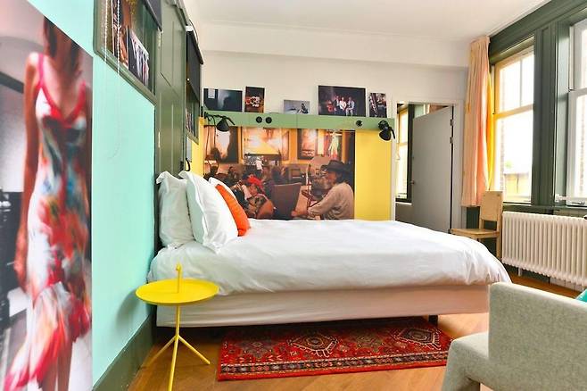 사진 작품이 전시된 객실. [사진 로이드호텔]