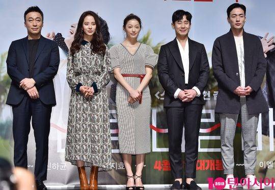 배우 이성민(왼쪽부터), 송지효, 이엘, 신하균, 이병헌 감독 / 사진=이승현 기자 lsh87@