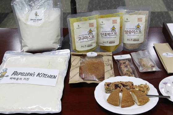 식용 곤충 가루가 들어간 분말 식품과 빵. [사진 예천군.예천곤충연구소]