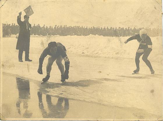 한강에서 열린 빙상대회. 강이 꽁꽁 얼어야 시합을 할 수 있었다. 연습은 '얼음을 쫓아다니면서' 했다. 경기장이 따로 없었기 때문이다. [사진 국가기록원]