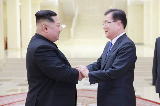 김정은 북한 노동당 위원장이 지난 5일 북한을 방문 중인 정의용 수석 대북특사를 만나 반갑게 인사하고 있다. 북측에서는 김영철 노동당 부위원장, 김여정 노동당 제1부부장 등이 배석했다. 왼쪽은 리선권 조국평화통일위원회 위원장. 청와대제공