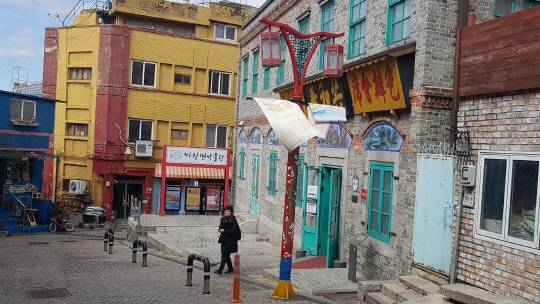 인천시 중구 차이나타운 내 위치한 짜장면박물관 앞에 한 관람객이 서성이고 있다.