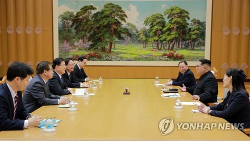 김정은 위원장과 얘기 나누는 대북 특사단 (서울=연합뉴스) 북한을 방문 중인 정의용 수석 대북특사 등 특사단이 5일 평양에서 김정은 북한 노동당 위원장과 면담하고 있다. 북측에서는 김영철 노동당 부위원장, 김여정 노동당 제1부부장 등이 배석했다.  [청와대 제공=연합뉴스]      scoop@yna.co.kr