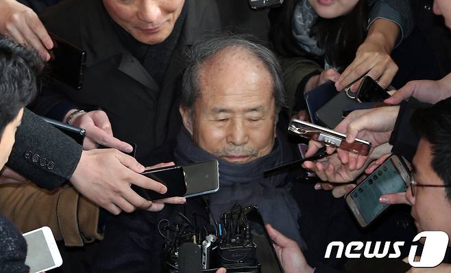 이명박 전 대통령의 친형 이상득 전 국회의원이 7일 오전 서울 서초구 서울중앙지방검찰청에 피의자 신분으로 출석하고 있다. 이 전 의원은 이명박정부 시절 국가정보원 특수활동비와 불법자금을 수수한 혐의를 받고 있으며 이번이 두 번째 소환이다. 2018.3.7/뉴스1 © News1 신웅수 기자