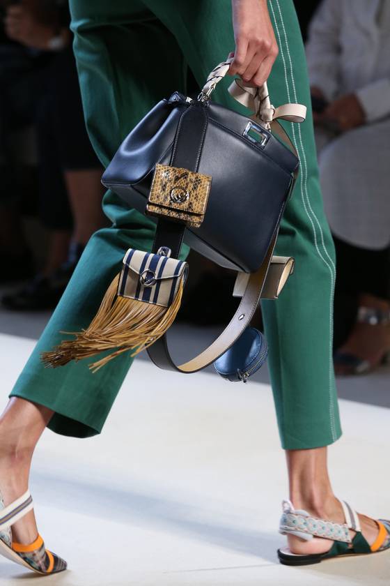 어깨 끈을 바꿔달아 커스터마이징 할 수 있도록 별도의 액세서리를 출시한 펜디. [사진 펜디]