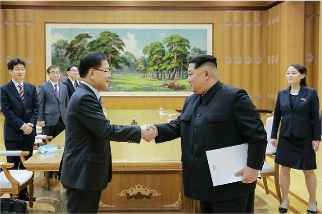 정의용 청와대 국가안보실장이 김정은 위원장과 악수를 하고 있다. (사진=청와대 제공)