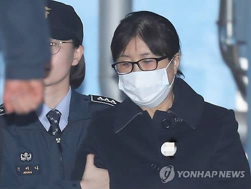 호송차 향하는 최순실 헌정 초유의 대통령 탄핵을 몰고 온 국정농단 사건의 주범이자 박근혜 정부 '비선실세'로 알려진 최순실씨가 13일 오후 서울 서초동 서울지방법원에서 열린 1심에서 징역 20년·벌금 180억원을 선고 받고 호송차로 향하고 있다.  2018.2.13 [연합뉴스 자료사진]