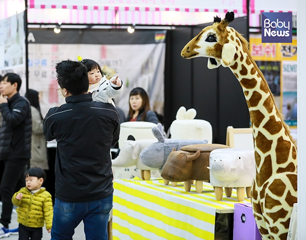 코베 베이비페어를 찾은 한 아이가 기린 인형을 보며 즐거워하고 있다. 최대성 기자 ⓒ베이비뉴스