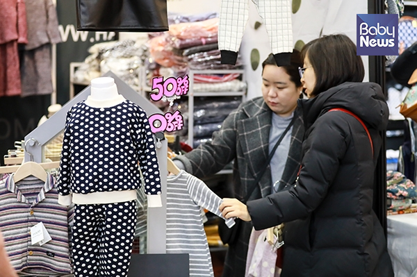 코베 베이비페어를 찾은 육아맘들이 아이의 봄옷을 쇼핑하고 있다. 최대성 기자 ⓒ베이비뉴스