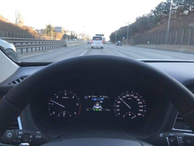 4.3인치 TFT-LCD 클러스터로 볼 수 있는 제네시스 G80 디젤 HDA 시스템 구동 화면 (사진=지디넷코리아)