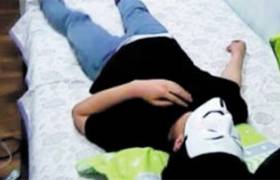 2016년 8월 한 인터넷 방송 BJ가 자살하겠다며 수면제로 추정되는 알약을 먹고 누워 있다. /아프리카TV