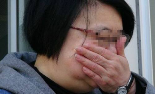 3개월 단위계약으로 한 회사에서 17년간 근무한 여성이 파견업체로부터 고용 중단을 통보받고 눈물을 흘리고 있다. (사진= 레이버넷 캡처)